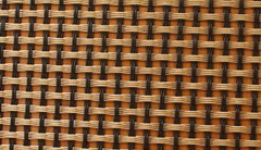 圖片只是示意圖，并不是真正的玻纖布，基本上由經緯兩股材料交錯編織而成，經緯的交錯間如果有空隙，就容易藏水分，所以一般會以透氣性來檢查其密合度。