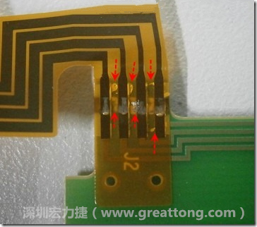 這張圖所顯示的，PCBA工廠實際進行HotBar(熱壓熔錫焊接)焊接的時候，經常會出現這類焊墊之間短路的問題，下面的圖示為比較嚴重的案例，大部分都只有部份溢錫，但這對品質信賴杜已經產生了及大的為害，既使現在測試沒有出現問題，難保在高溫膏濕的環境下不會出現電子遷移(Electromigration)的現象。