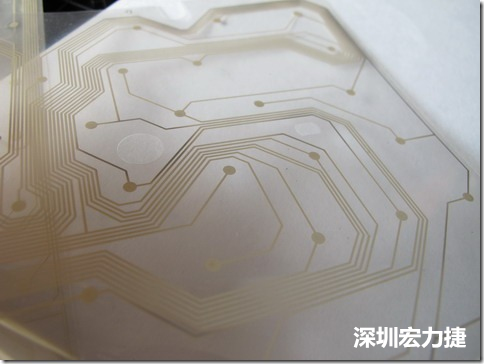 下面第二個圖則是另一片也有著按鍵線路的PTF，當上、下兩面PTF的按鍵結點互相接觸后就可以計算出是哪個按鍵被按下了?？墒钱敯存I沒有按下時，上下兩片PTF的線路則是分開的，所以上圖那片PTF的線路上面其實還另外覆蓋了另一層透明的PET作為絕緣層，只露出了需要在鍵盤按下時才會碰觸的接觸點，因為這些材質使用的都是Polymer，所以才撐這樣的技術為Polydome(聚合簧片)。