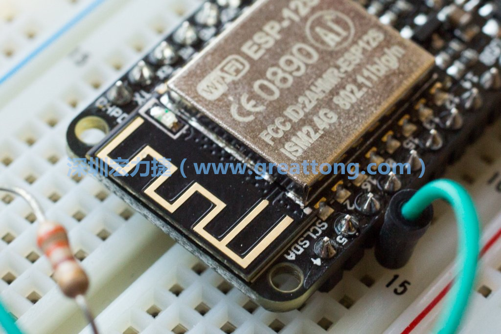 Adafruit Feather板上的無線電天線。