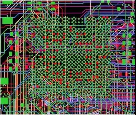 圖18：BGA布線。(頂部)傳統(tǒng)的自動(dòng)布線器。38個(gè)網(wǎng)絡(luò)沒(méi)有完成布線。(底部)任意角度的拓?fù)涫阶詣?dòng)布線器。所有網(wǎng)絡(luò)都完成了布線。