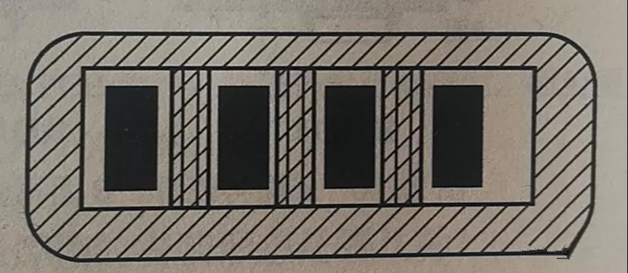 在兩個焊盤之間有導(dǎo)線通過時，應(yīng)采取PCB阻焊設(shè)計，以防止焊接短路